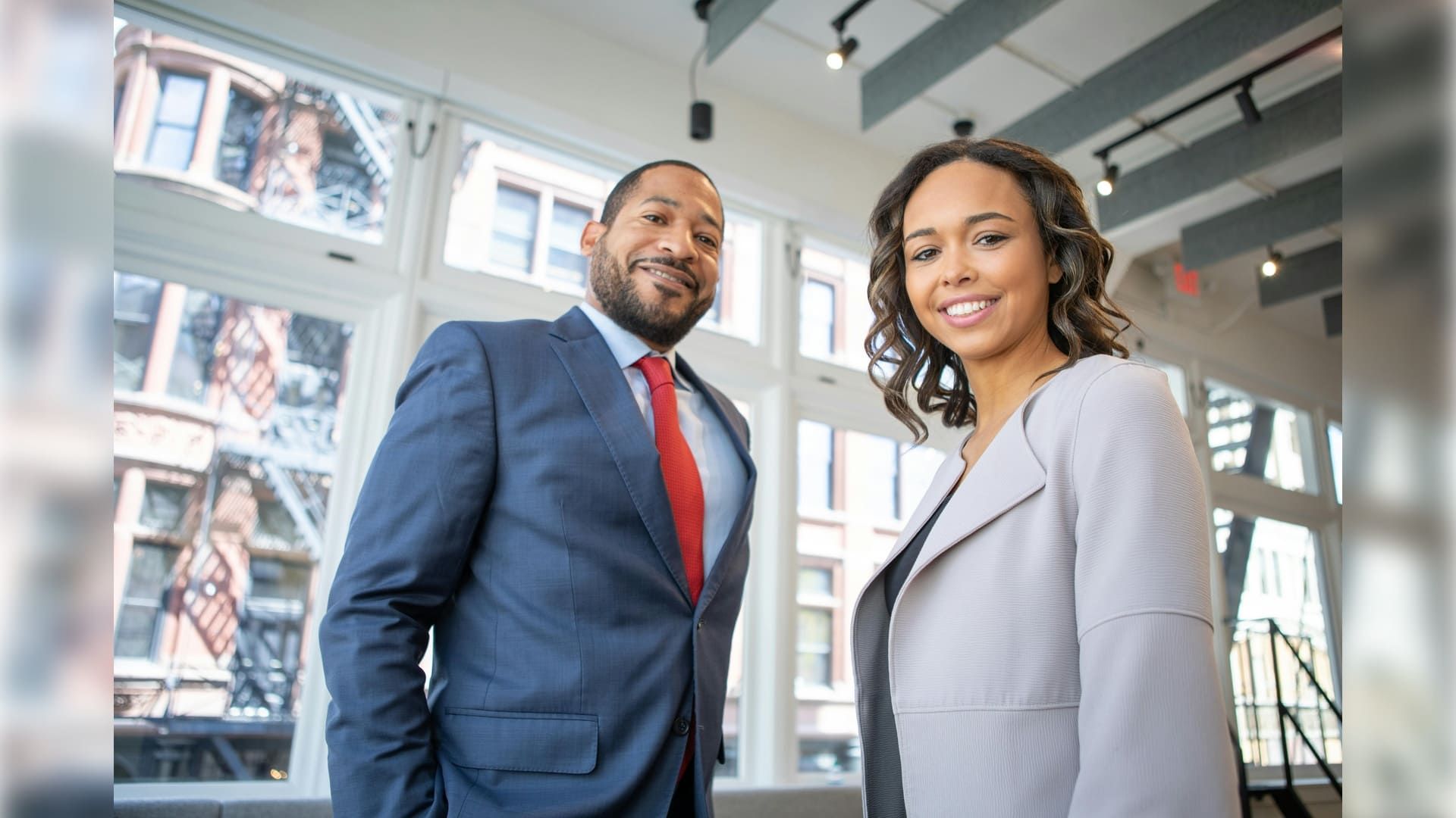 How to Be More Socially Confident: Tips to Shine in Any Situation
